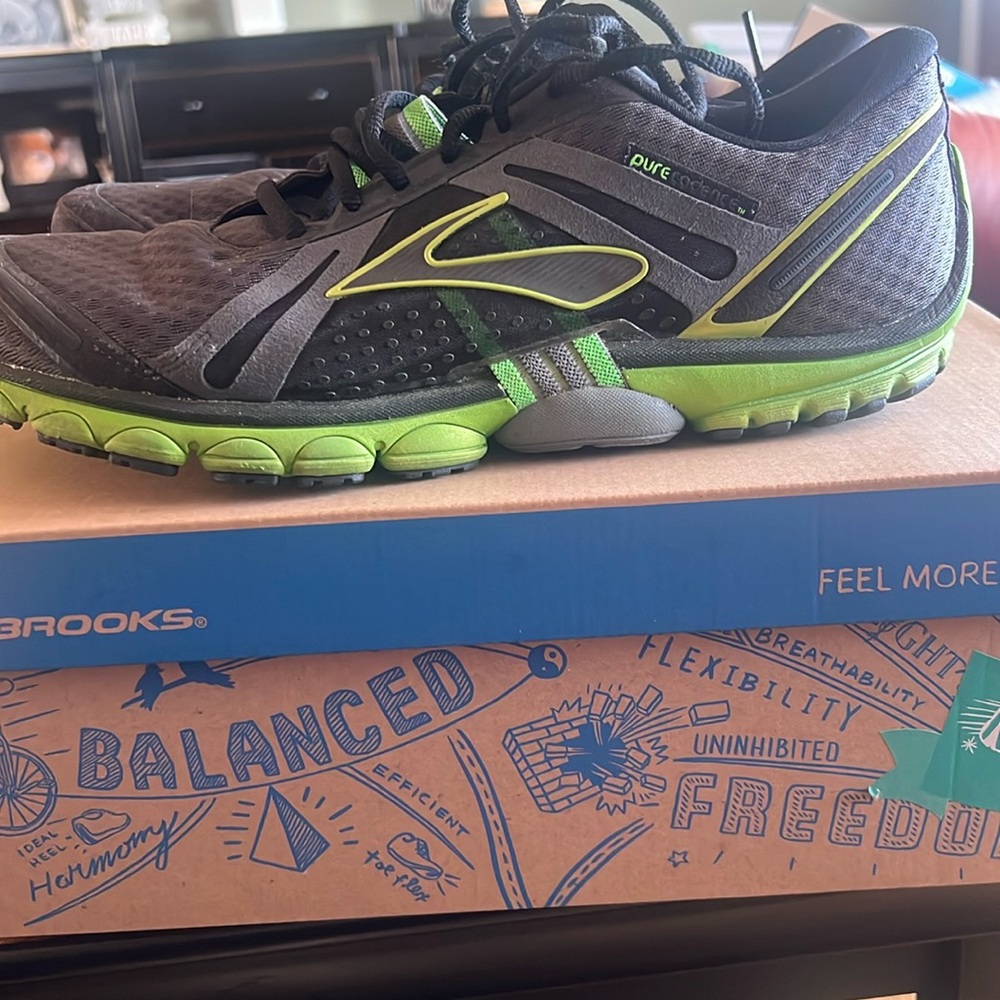 Men’s Brooks tennis shoes